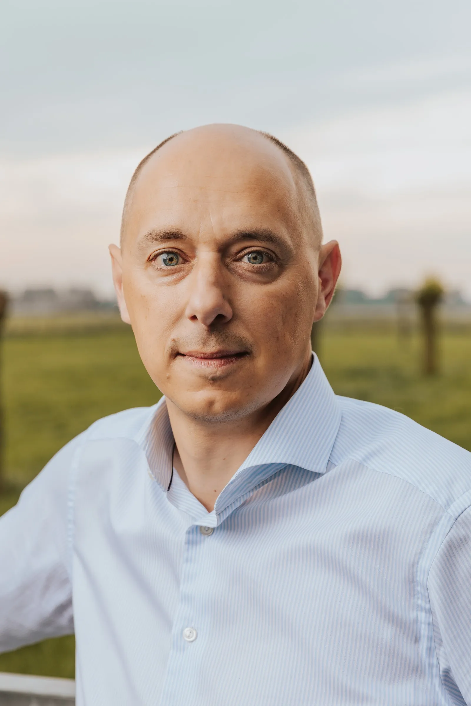 Portret van Arnaud Vandenbogaerde in een licht hemd, in de weide